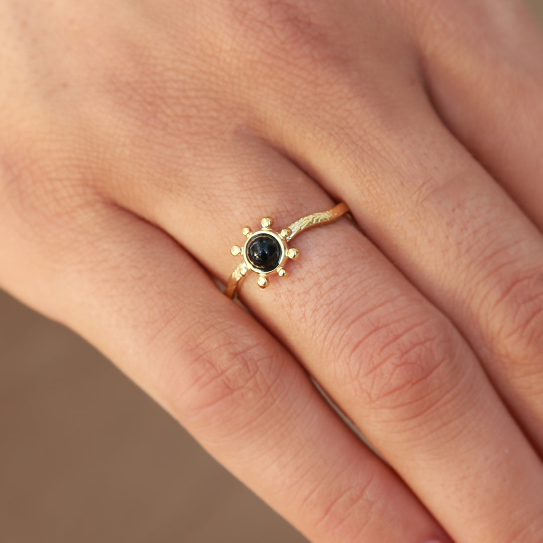 Bague dorée soleil noir